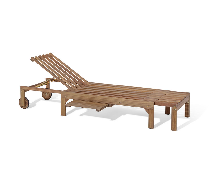 Une chaise longue en bois avec dossier réglable et roues, appelée chaise longue extensible « Tinus » avec matelas de qualité supérieure.