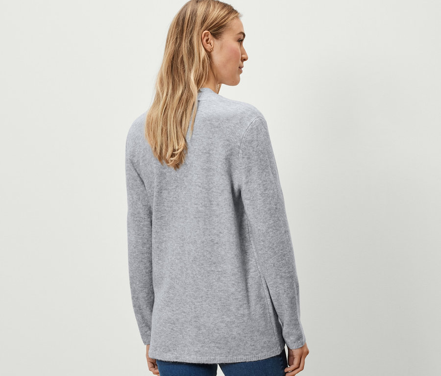 Femme portant un cardigan ouvert.