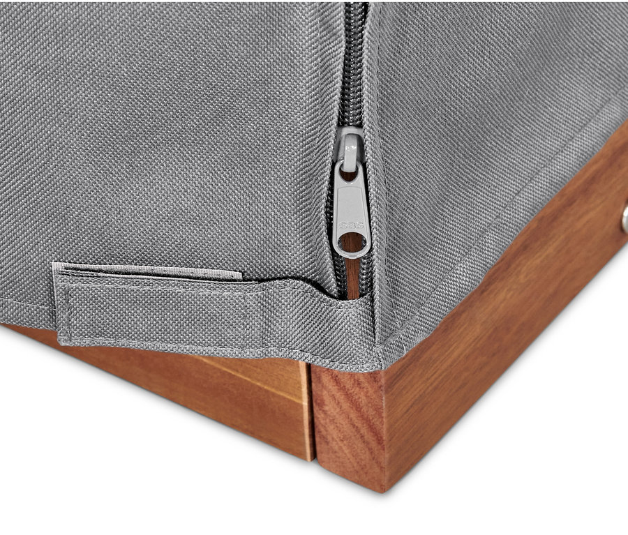 Gros plan d'une housse de protection premium grise pour corbeille de plage XL avec cadre en bois et fermeture éclair.