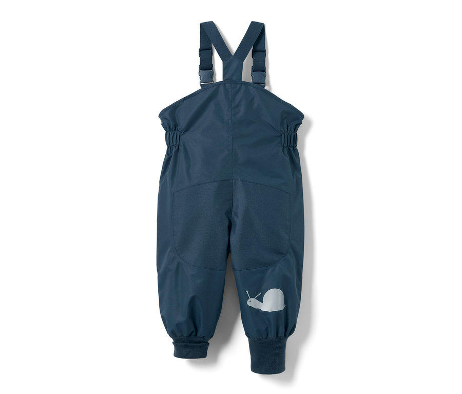 Pantalon imperméable bleu marine pour tout-petit avec bretelles et un motif d'escargot sur la jambe.