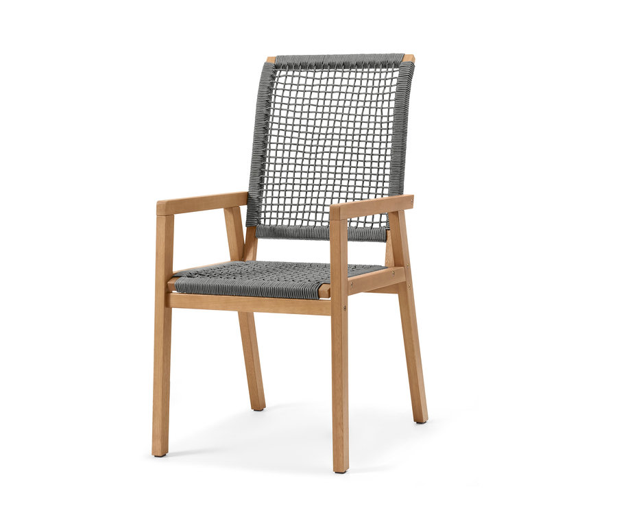 Une chaise à dossier haut avec un tissage textile sur fond blanc.