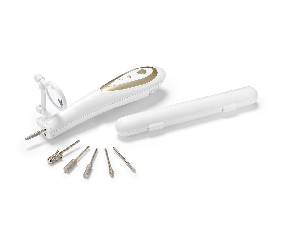 Appareil de manucure-pédicure avec accessoires et étui.