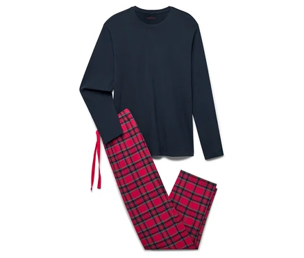 T-shirt de nuit à manches longues bleu marine et pantalon de pyjama à carreaux rouges.