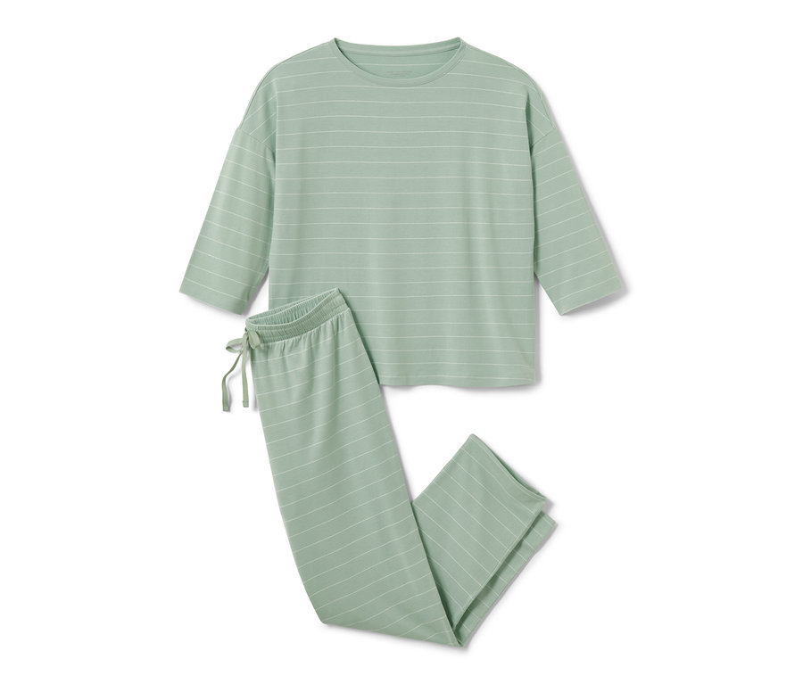 Un pyjama vert menthe rayé avec des manches trois-quarts et un pantalon long.