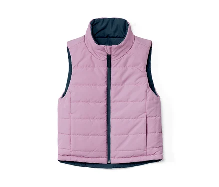 Un gilet sans manches matelassé réversible rose pour enfant sur fond blanc.