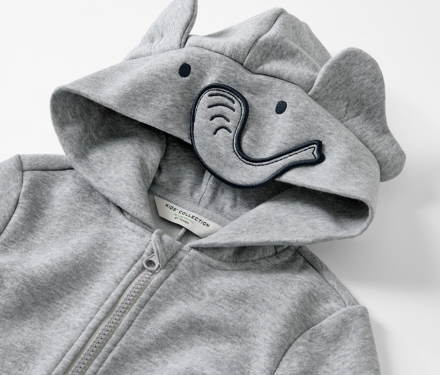 Gros plan sur une combinaison d’intérieur pour enfant avec capuche à motif éléphant.
