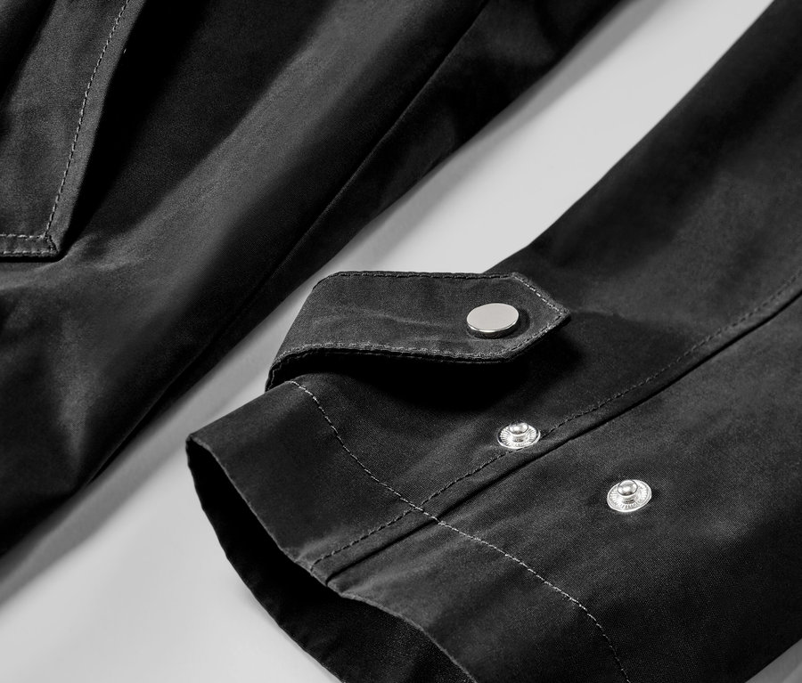 Gros plan sur une parka à capuche noire.