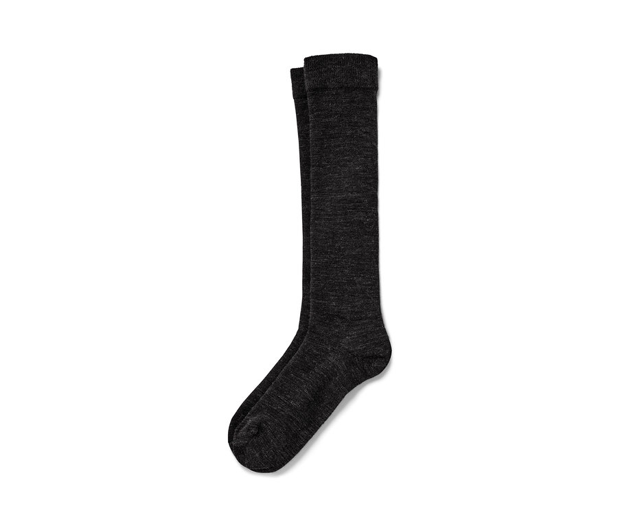 Vue détaillée d'une paire de chaussettes hautes grises en laine mérinos.