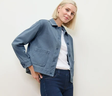Femme blonde posant en jean et veste en jersey aspect jean.