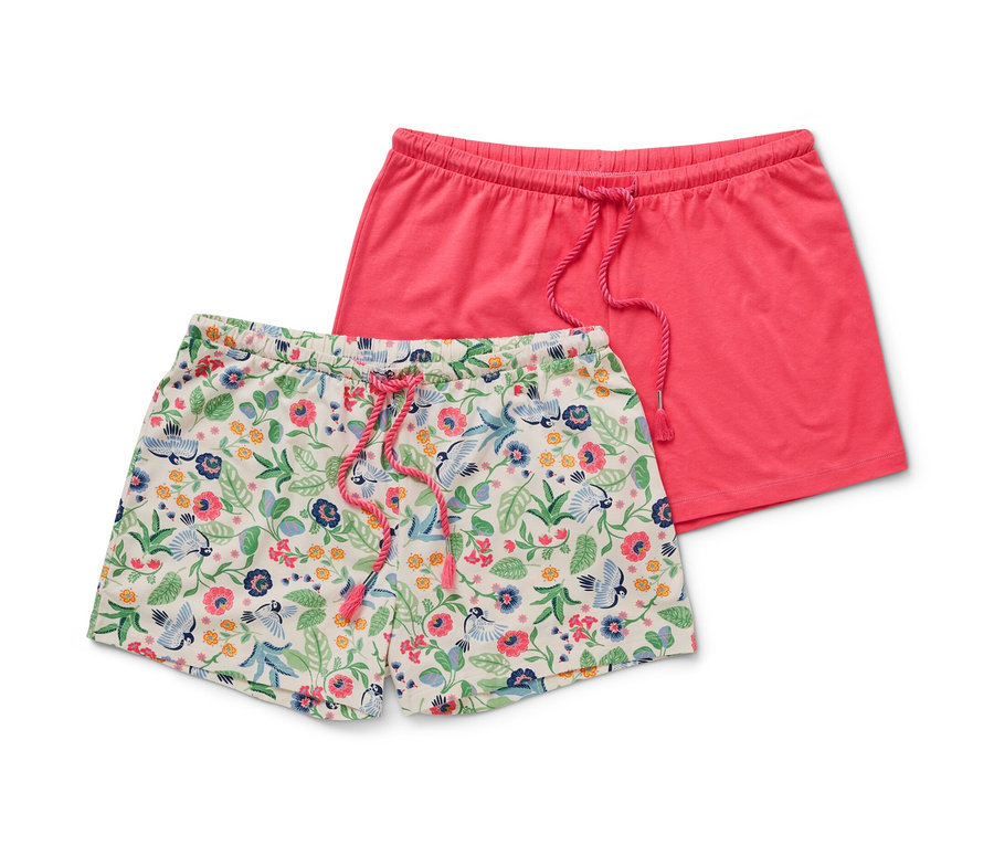 Deux shorts sont posés sur un fond blanc. L'un est corail et l'autre à fleurs. 2 Shorts