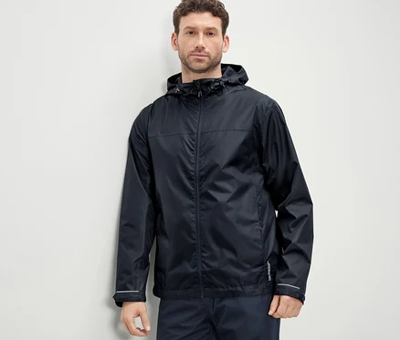 Un homme porte une veste de pluie unisexe.