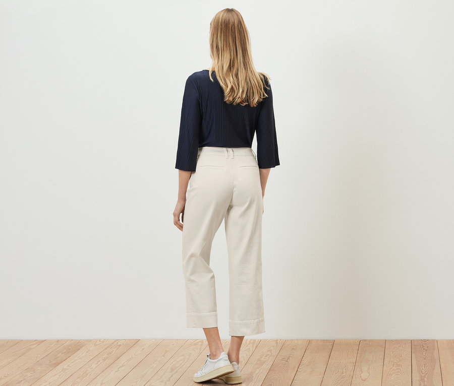 Une femme vue de dos portant un jean flare – Fit « Cara ».