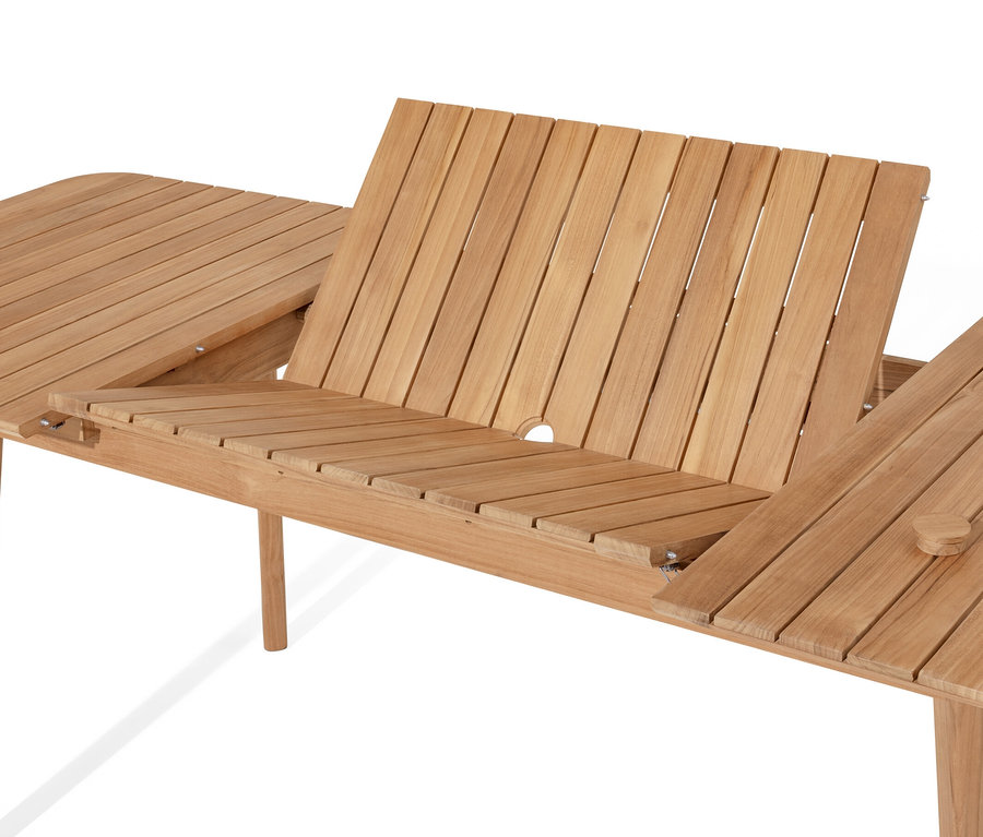 Gros plan sur une table à rallonge en teck.