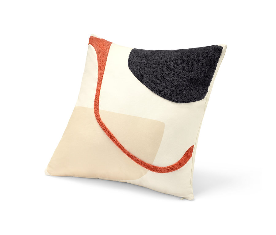 Un coussin décoratif avec garnissage beige avec un motif abstrait en noir et orange.