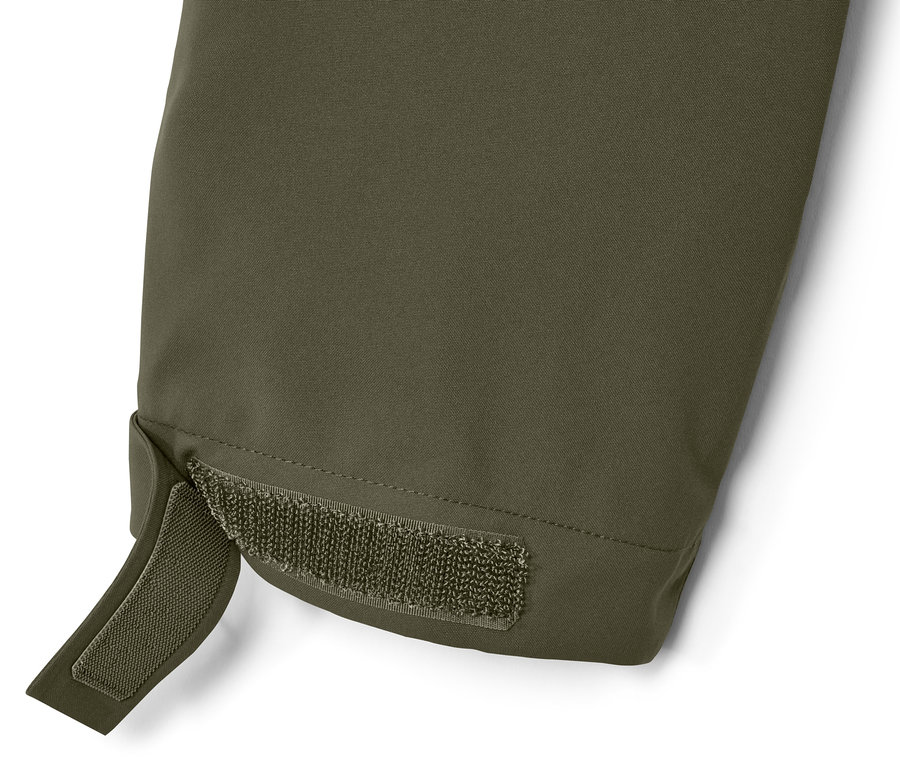 Détail d'une veste d'extérieur olive avec une fermeture Velcro sur la manche.