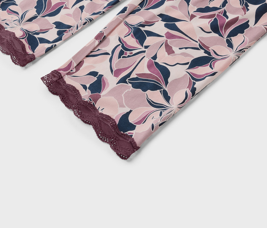 Détail d'un pantalon pour femmes avec motif floral et dentelle.