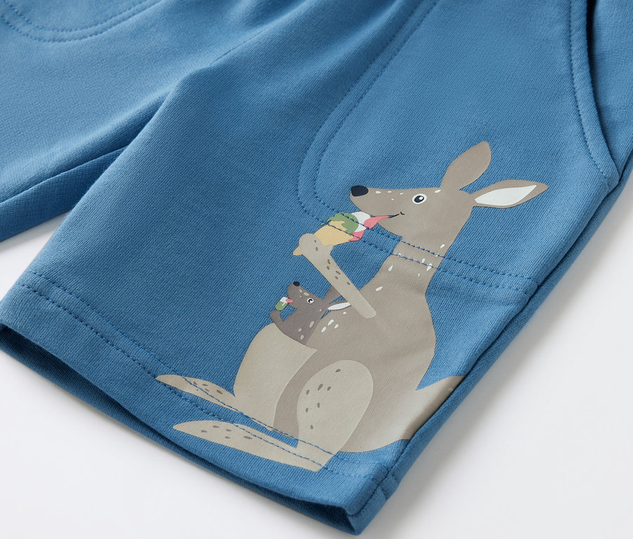 Short en sweat bleu pour enfant avec un imprimé de kangourou.