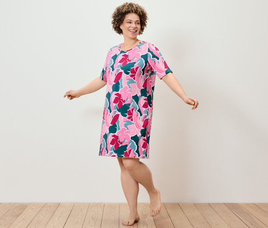 Femme dansant dans une chemise de nuit à fleurs.