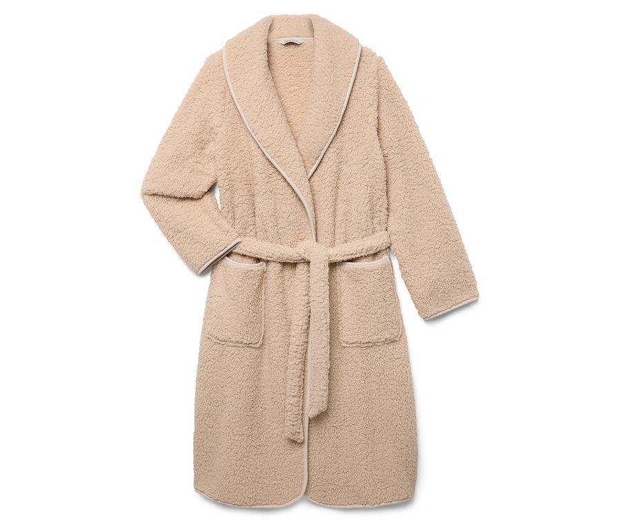 Peignoir beige avec ceinture et bordure blanche.