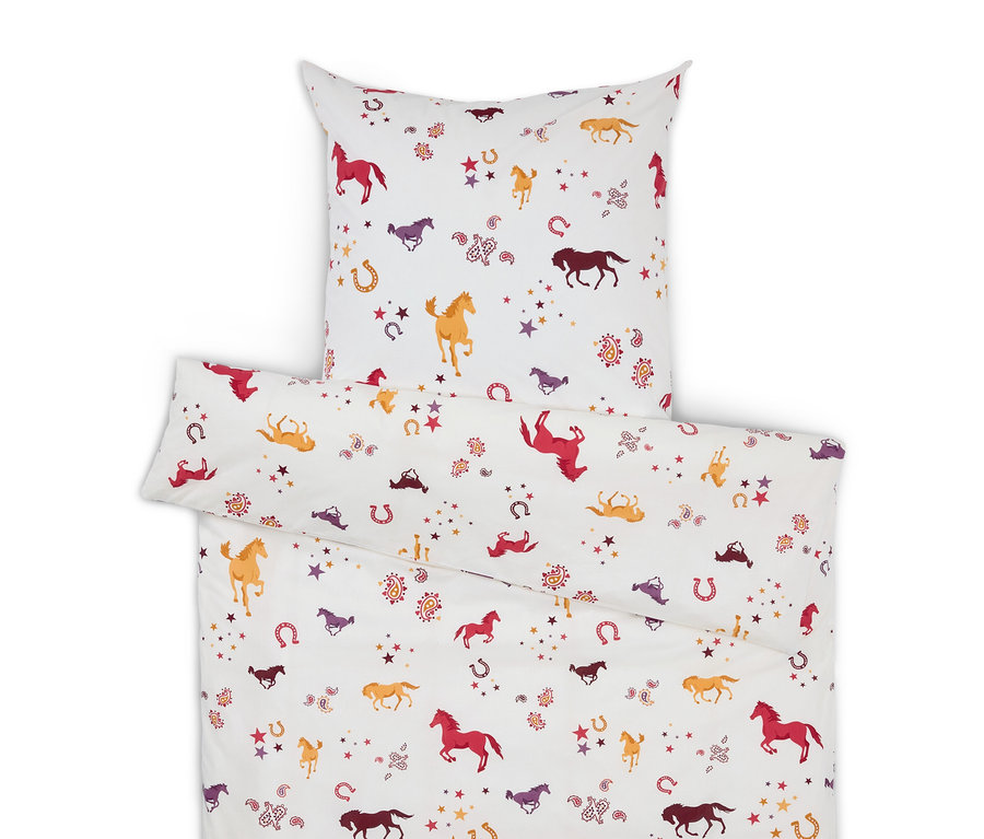 Linge de lit blanc avec motifs de chevaux, d'étoiles et de fers à cheval.