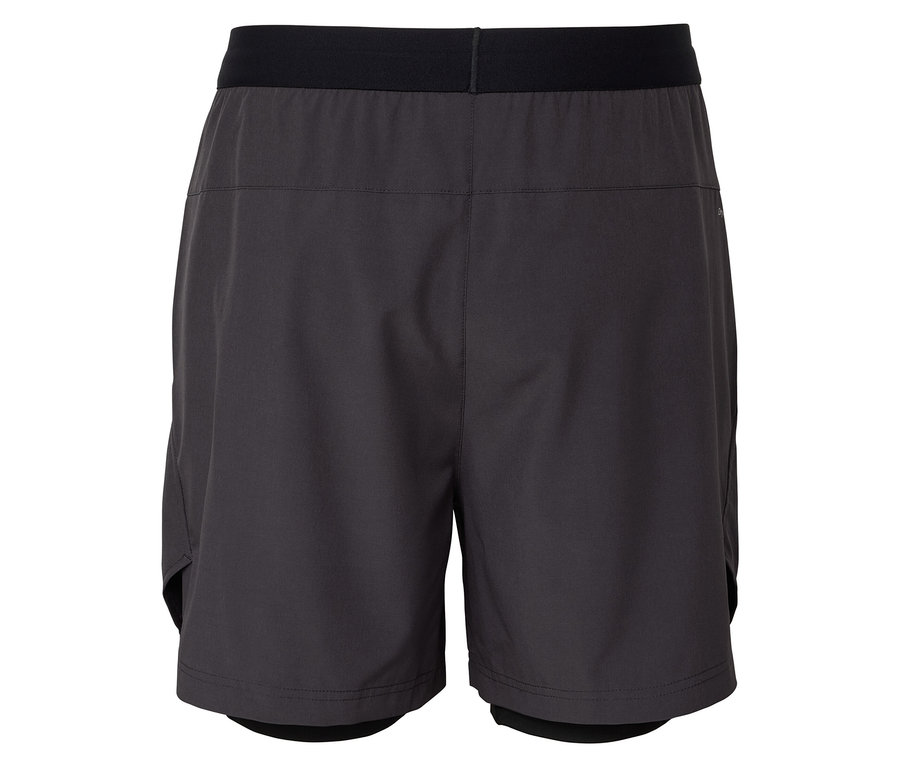 Short de sport noir avec ceinture noire.