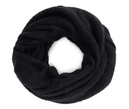 Un snood noir tricoté sur un fond blanc.