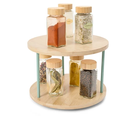 Support rotatif en bois avec six pots à épices en verre avec couvercles en bois.