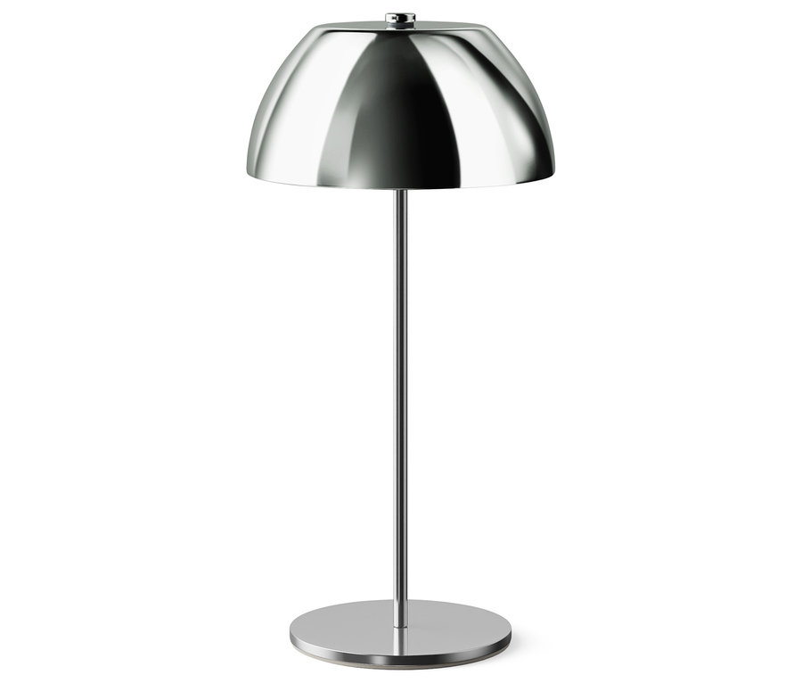 Lampe argentée avec abat-jour rond sur un pied fin.