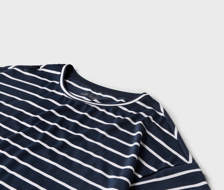 Détail d'un t-shirt rayé bleu et blanc.