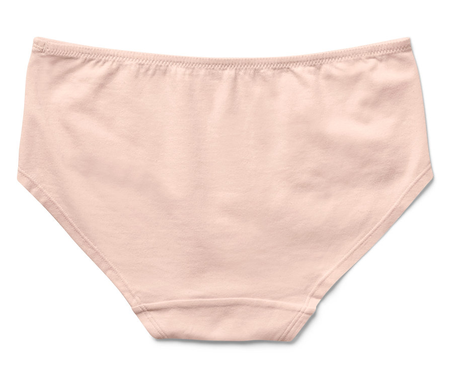 Gros plan d'une culotte de femme couleur pêche sur un fond blanc.