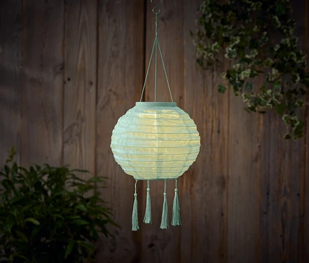 Un lampion d’extérieur à LED suspendu.