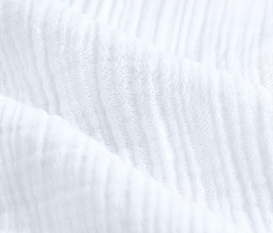 Gros plan de la literie en mousseline blanche, taille standard.