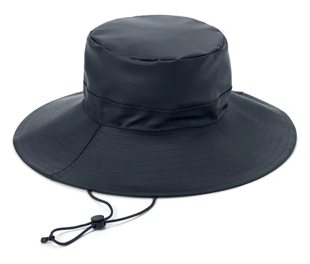 Chapeau bleu marine à large bord avec cordon de serrage sur fond blanc.