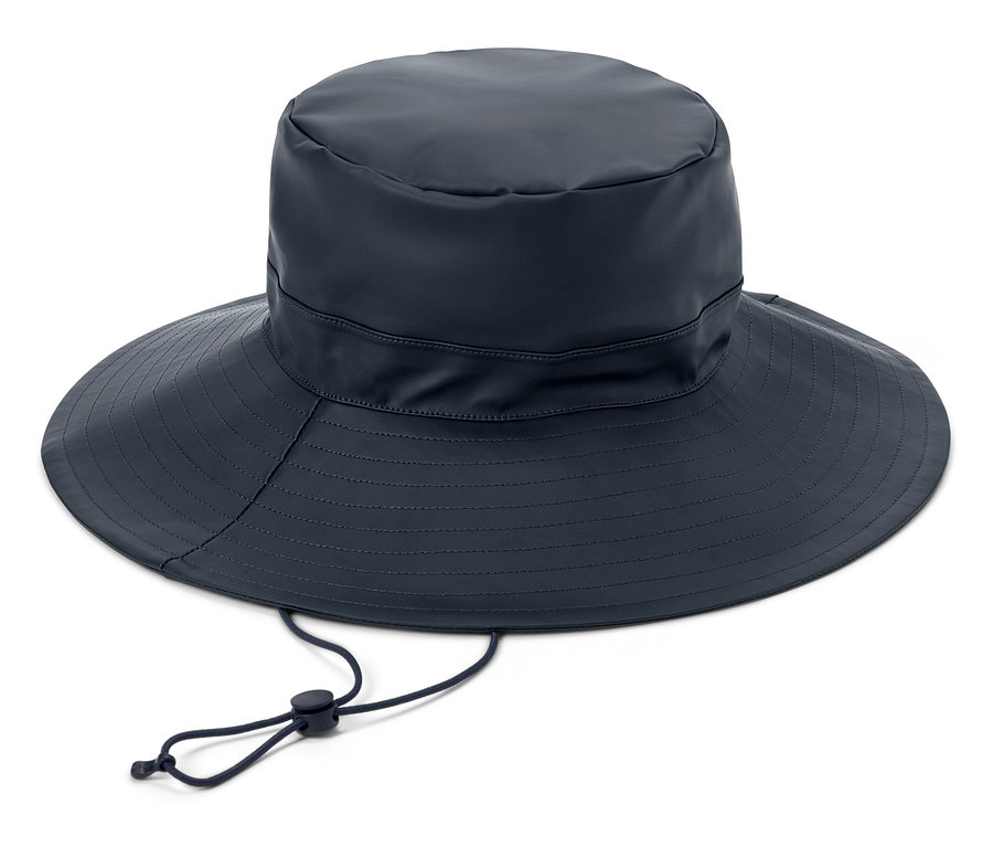 Chapeau bleu marine à large bord avec cordon de serrage sur fond blanc.