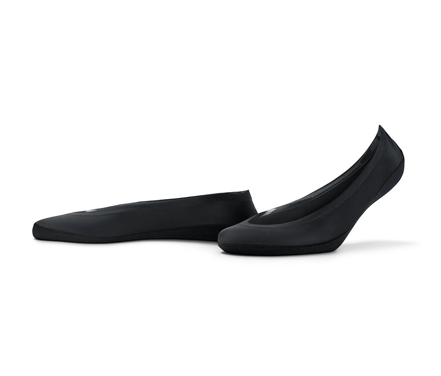 Deux paires de socquettes invisibles Magic Cut noires, une paire est allongée et l'autre debout.