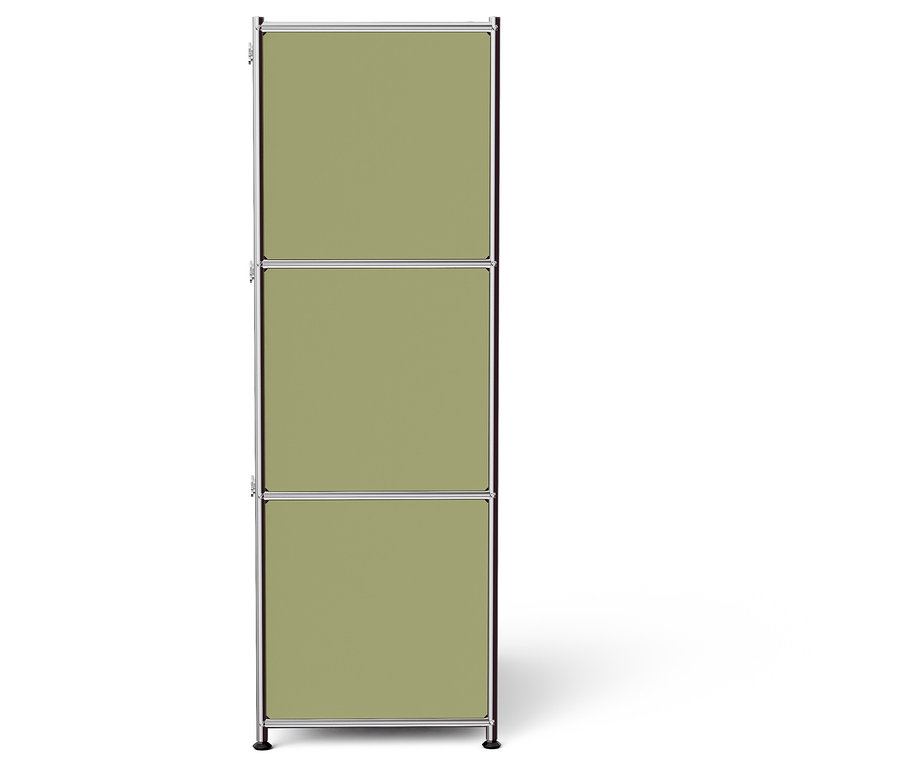 Une armoire à trois niveaux avec des panneaux vert olive et un cadre argenté se dresse sur un fond blanc.