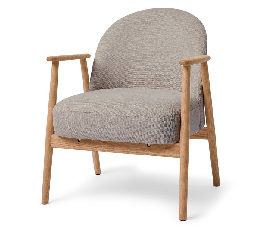 Fauteuil beige avec cadre en bois.