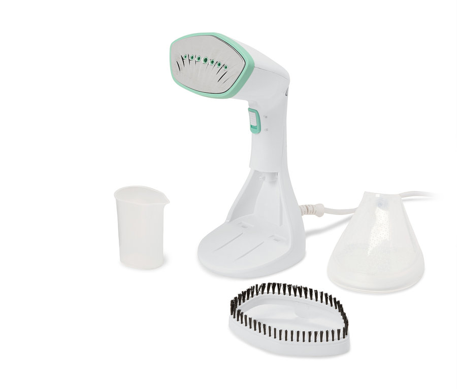 Un ensemble composé d'un défroisseur à main blanc avec un gobelet doseur, une brosse et un réservoir d'eau.