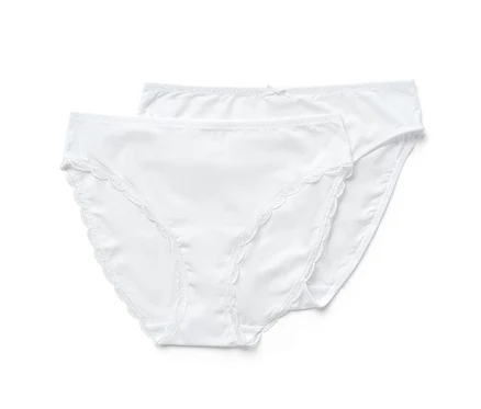 Deux slips blancs.