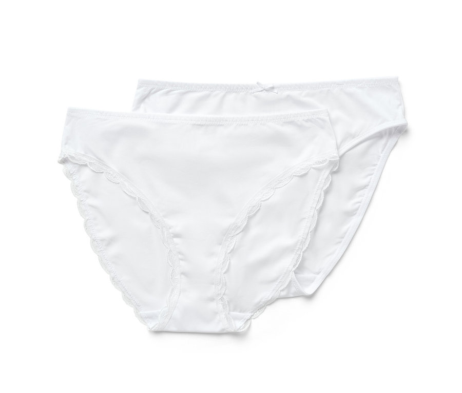 Deux slips blancs.