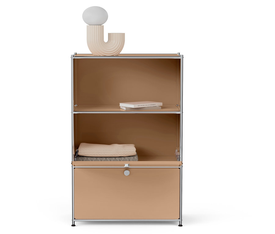Étagère beige avec des livres, une lampe et une couverture.