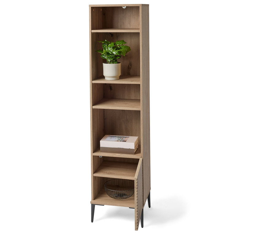 Étagère étroite en bois avec cinq étagères, une plante en pot, des livres et un bol.