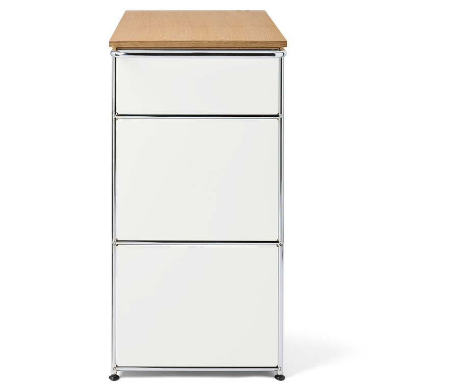 Armoire avec trois tiroirs blancs et plateau en bois clair.