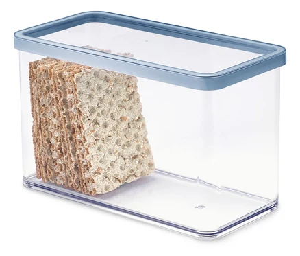 Un paquet de pain croustillant dans un récipient en plastique transparent avec un couvercle bleu.