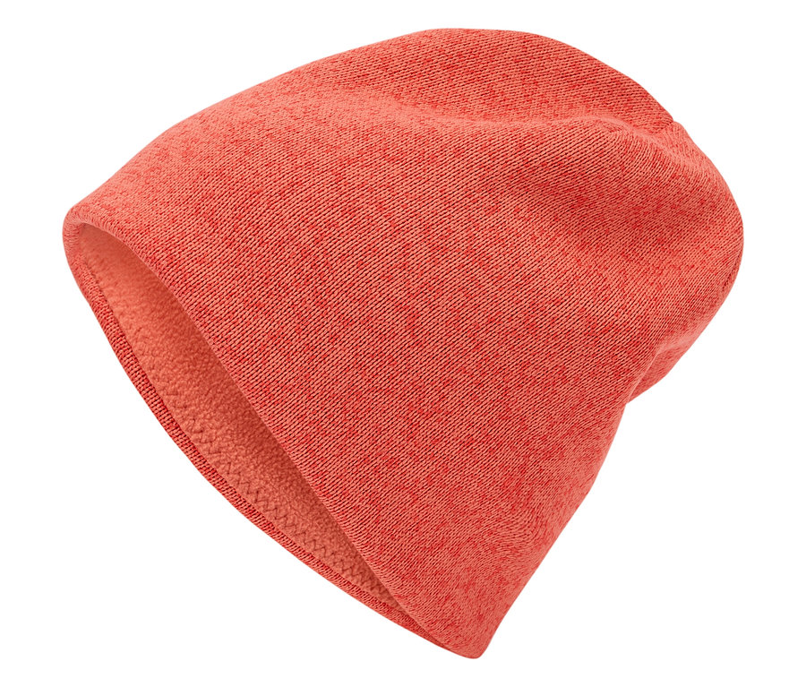 Bonnet tricoté orange sur fond blanc.