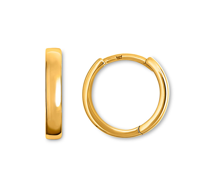 Gros plan d'une seule boucle d'oreille créole lisse dorée posée sur un fond blanc.