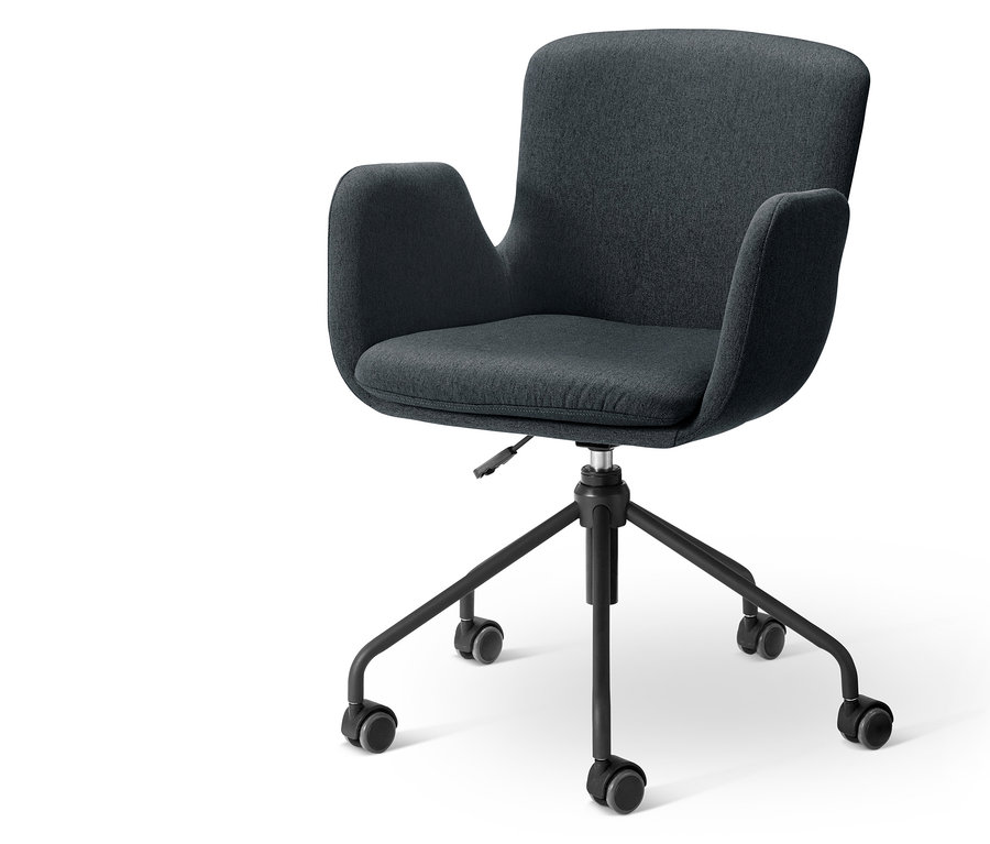 Chaise de bureau anthracite avec accoudoirs et base noire à roulettes.