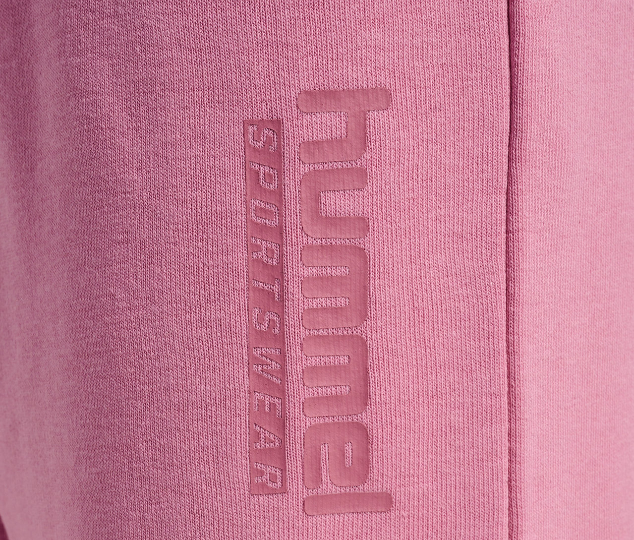 Gros plan sur un pantalon rose HUMMEL HMLJR Base Regular.