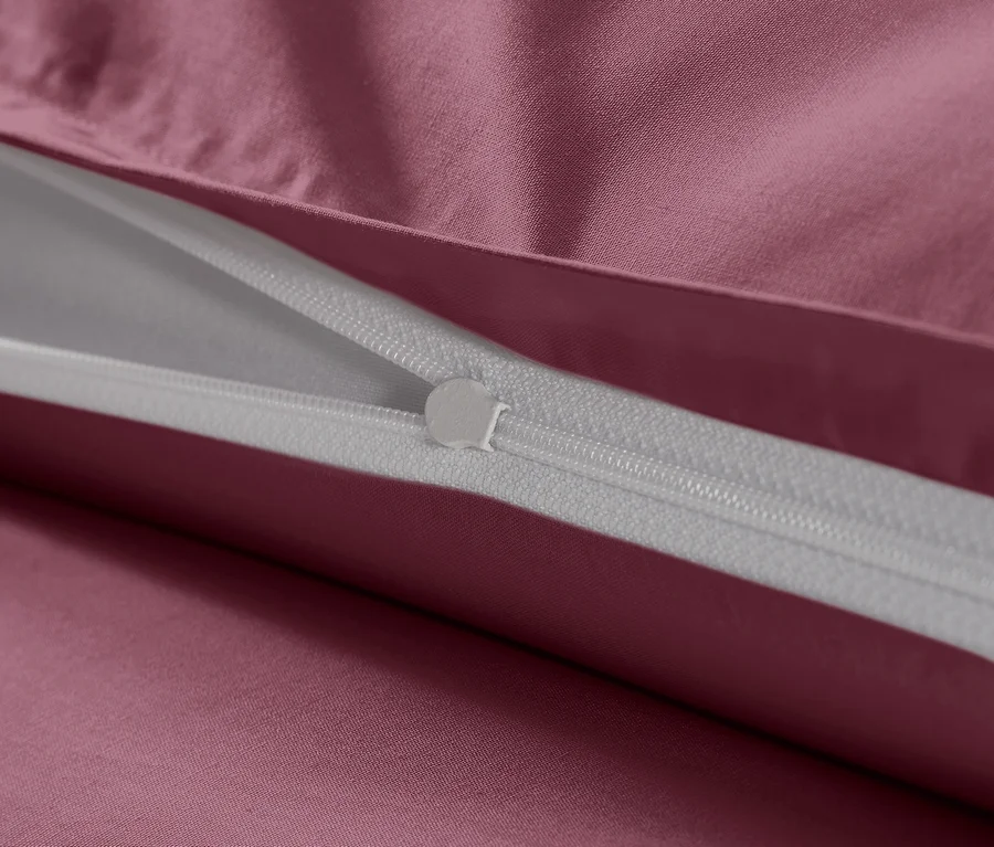 Gros plan sur la fermeture éclair d'une parure de lit en satin de coton baie, grande taille.