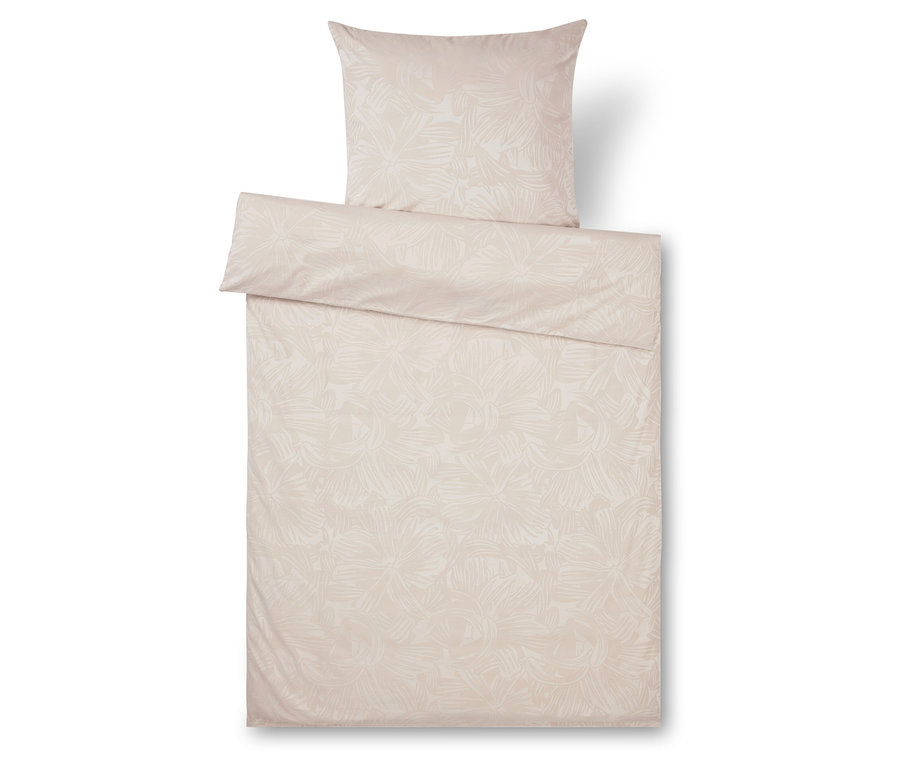 Linge de lit beige clair avec un motif de feuilles subtil, comprenant une taie d'oreiller et une housse de couette.